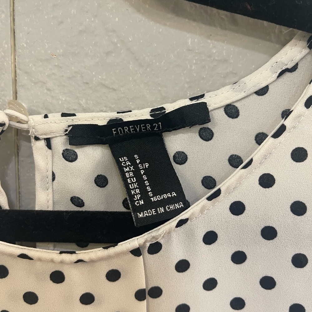 Forever 21 - ruffle sleeve blouse - Picture 2 of 6